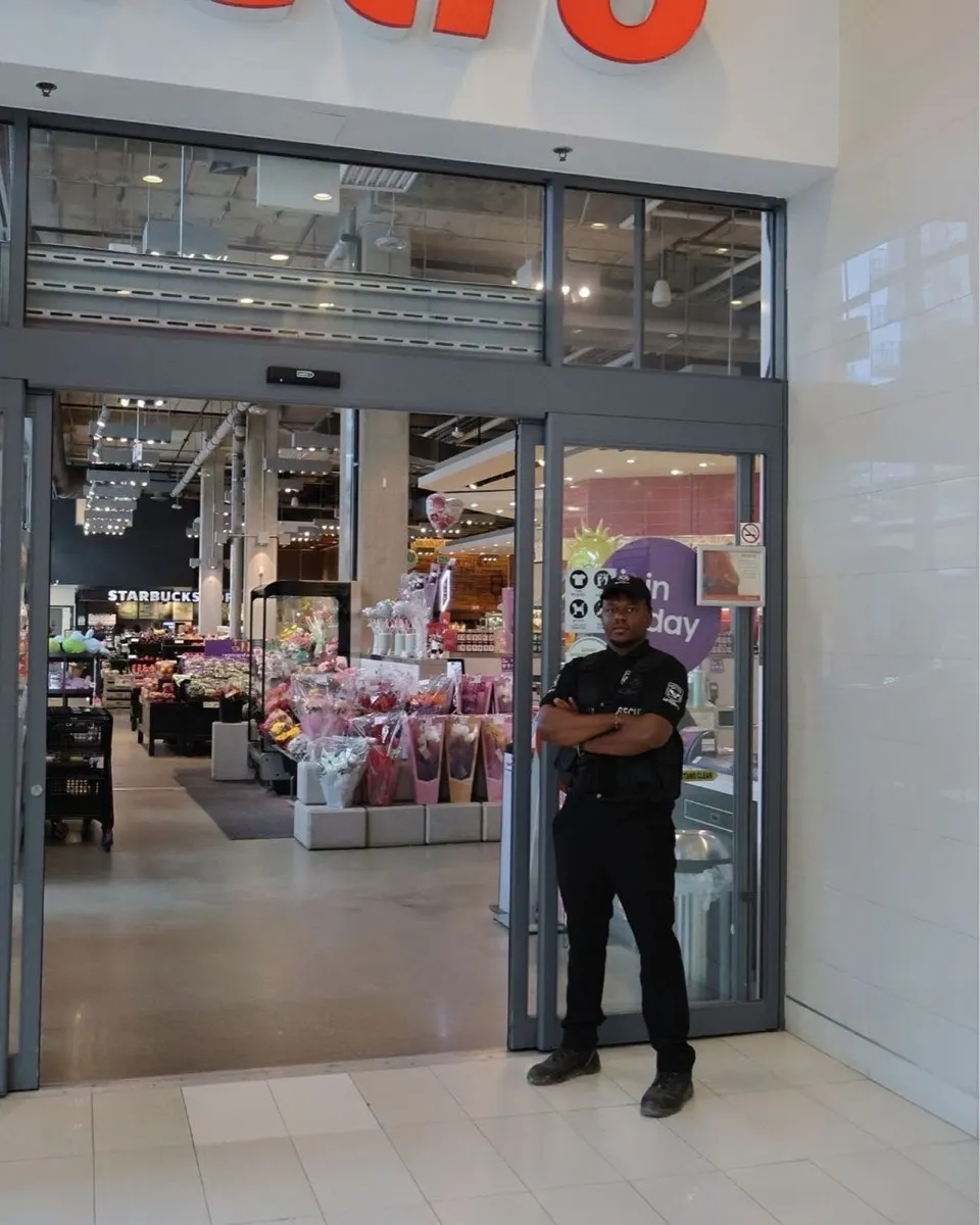 Agent de sécurité CGS en poste sur un site commercial